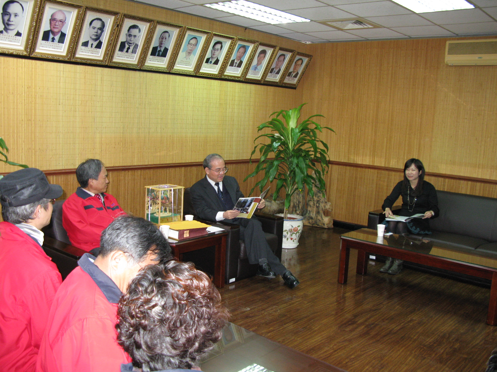 本館林館長金田(右2)與參訪團就南投文史推廣現況交流座談