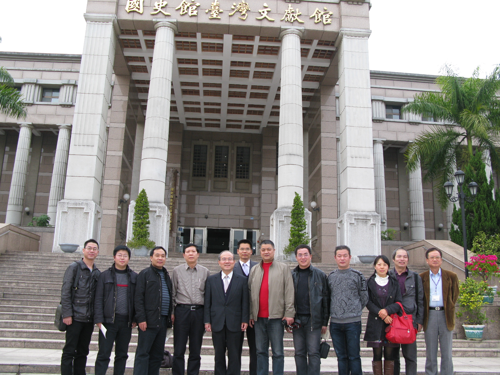 本館林館長金田(左5)與參訪者合影