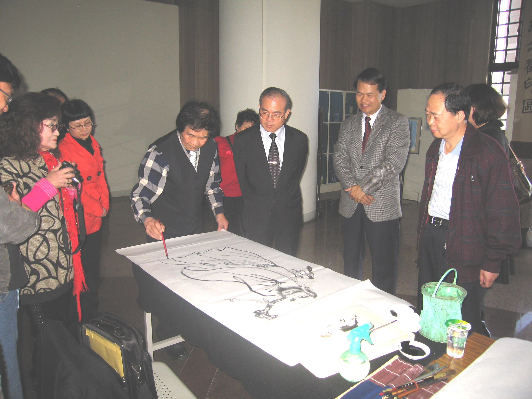 王雙寬老師為參訪者創作達摩畫作