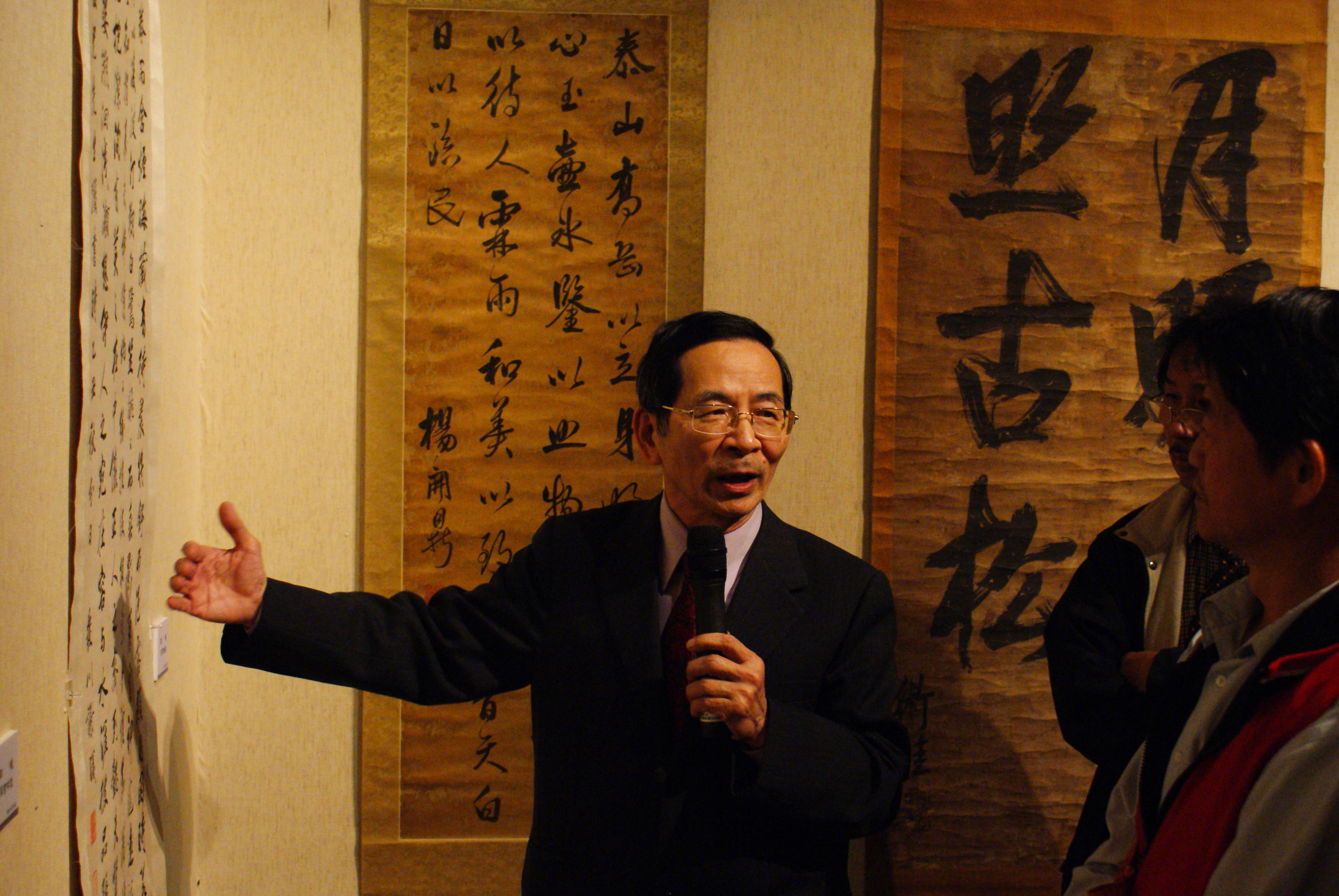 賴俊雄老師(左)在「翰墨大觀－臺灣早期書畫特展」展場，為學員們詳細解說。