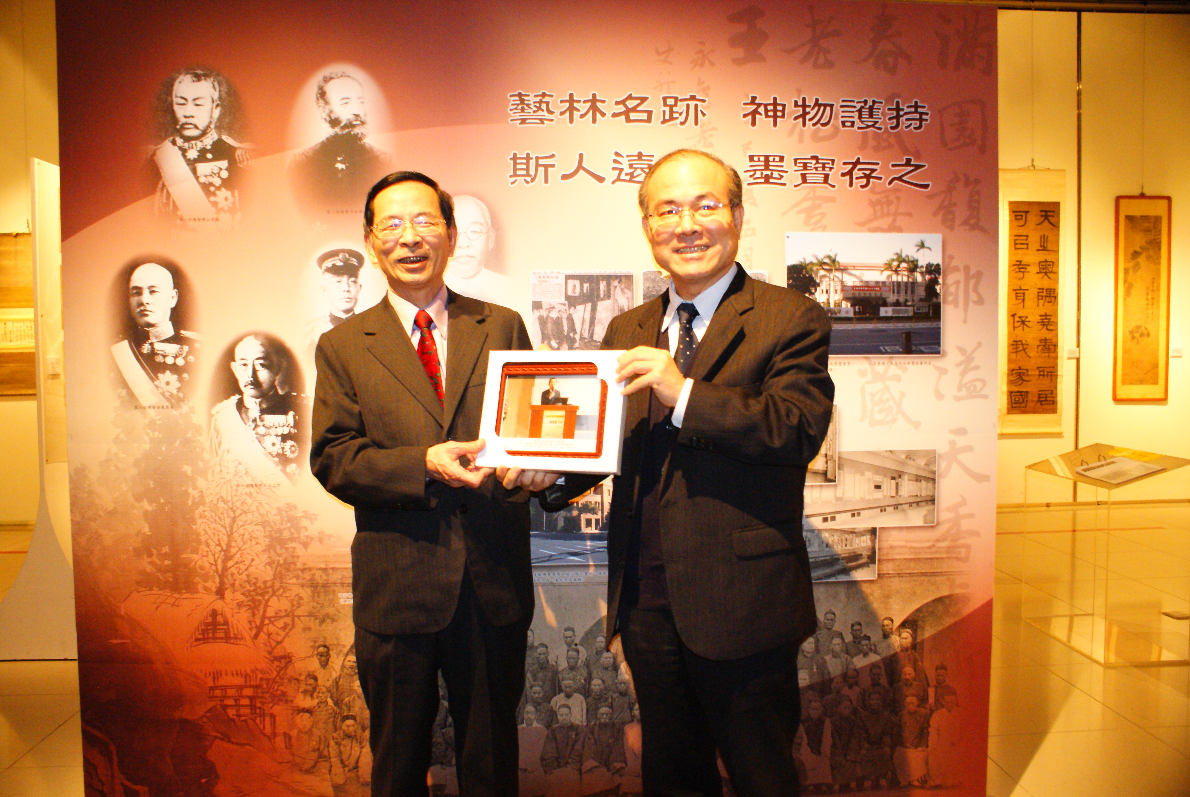 林館長金田(右)致贈賴俊雄老師(左)演講紀念照乙份