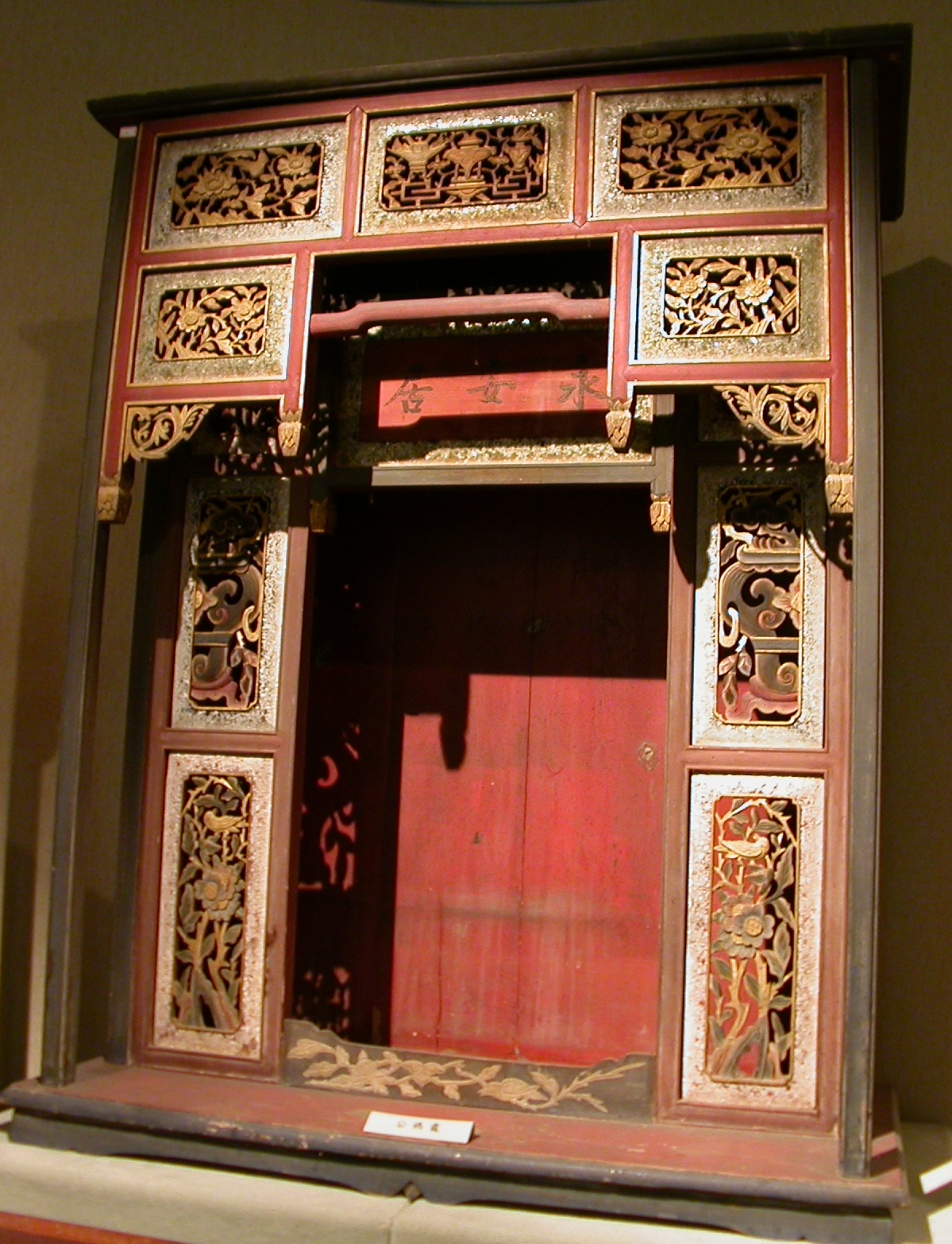 公媽龕（臺灣文獻館藏 /李駿濤拍攝）