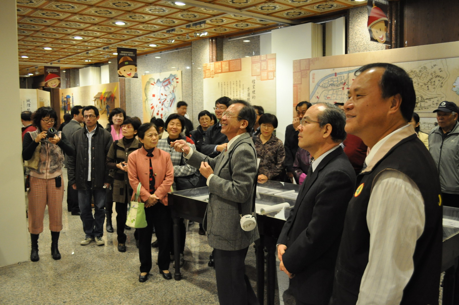 黃卓權老師為與會嘉賓導覽解說