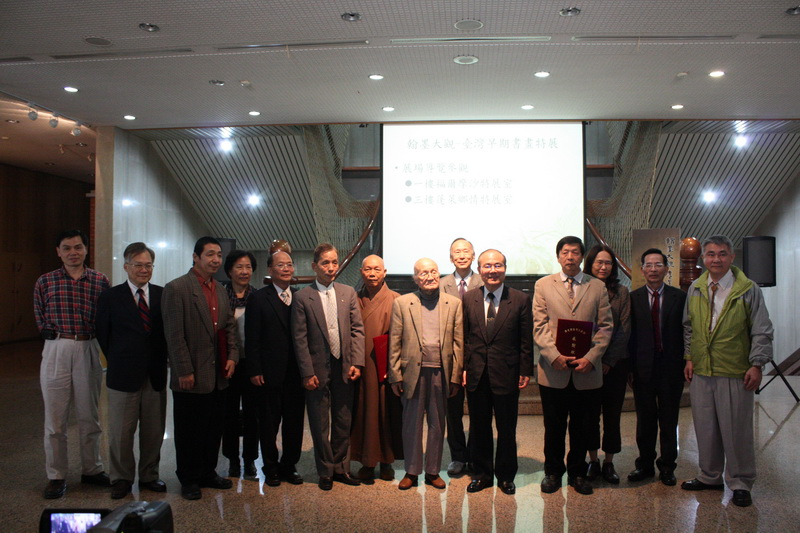 本館林館長金田（右５）與展件提供者合照