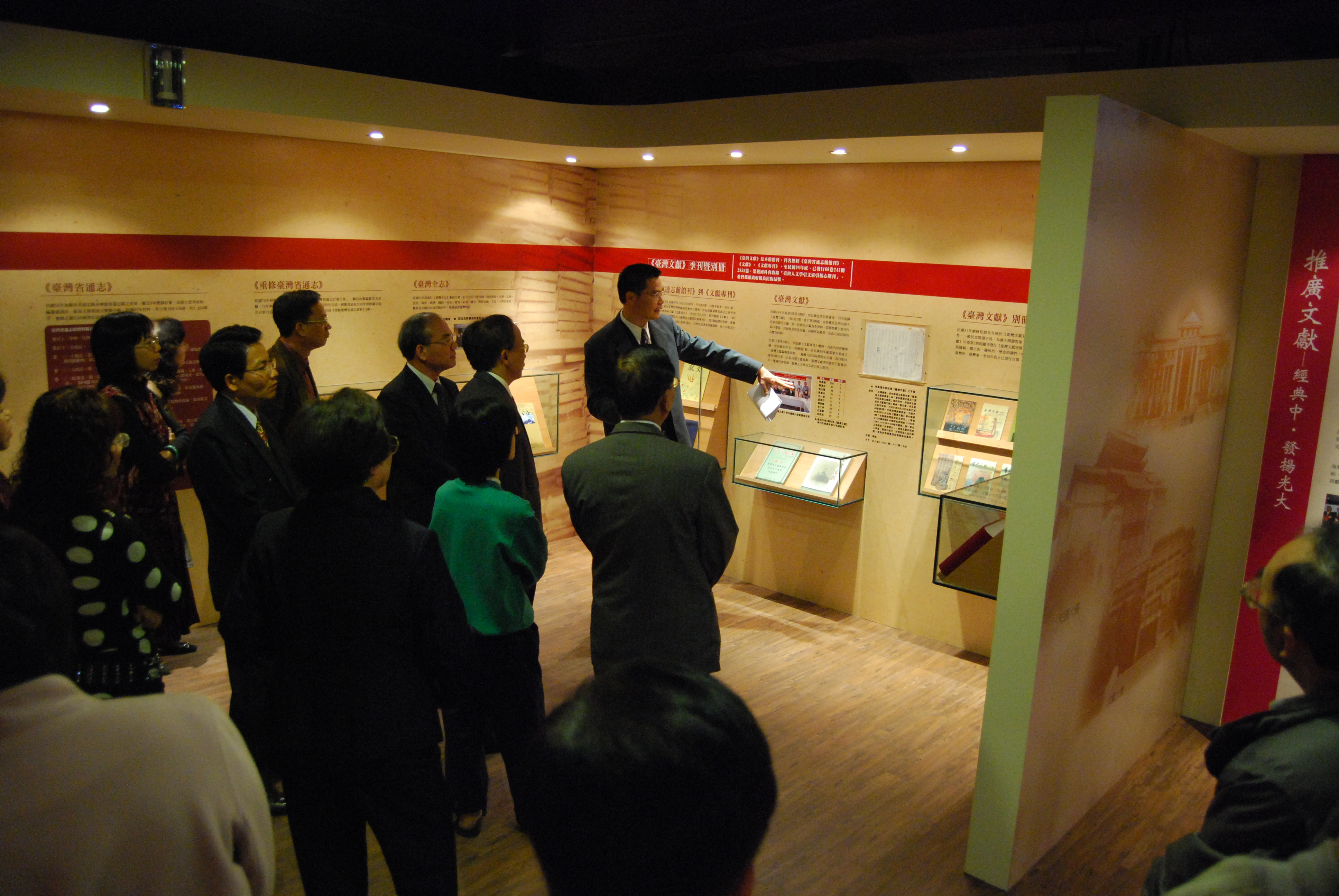 劉主任秘書澤民為同仁及志工夥伴導覽館史室，解說本館文獻編纂的成果