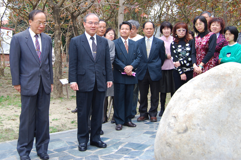 林館長金田（左二）帶領本館同仁參觀臺灣文獻步道。左一為本館簡前主委榮聰。