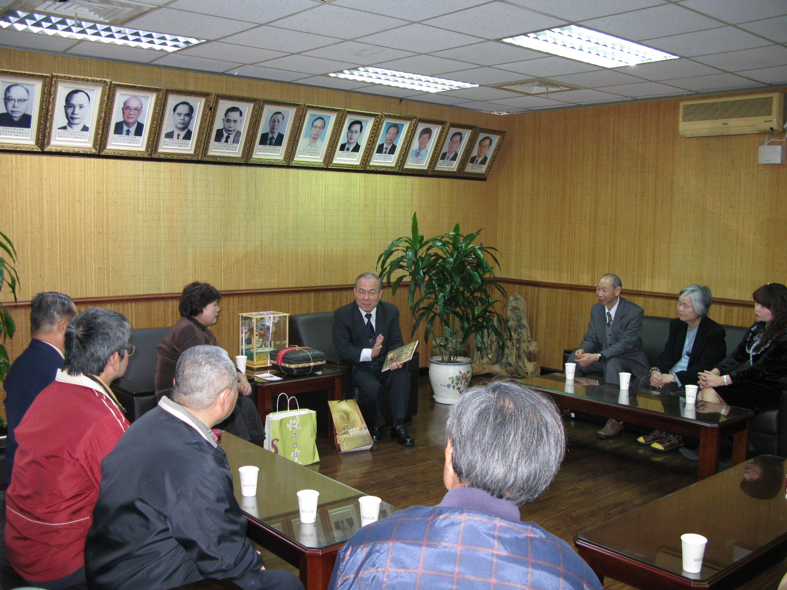 林館長金田與南投縣民俗文物學會交換合作意見