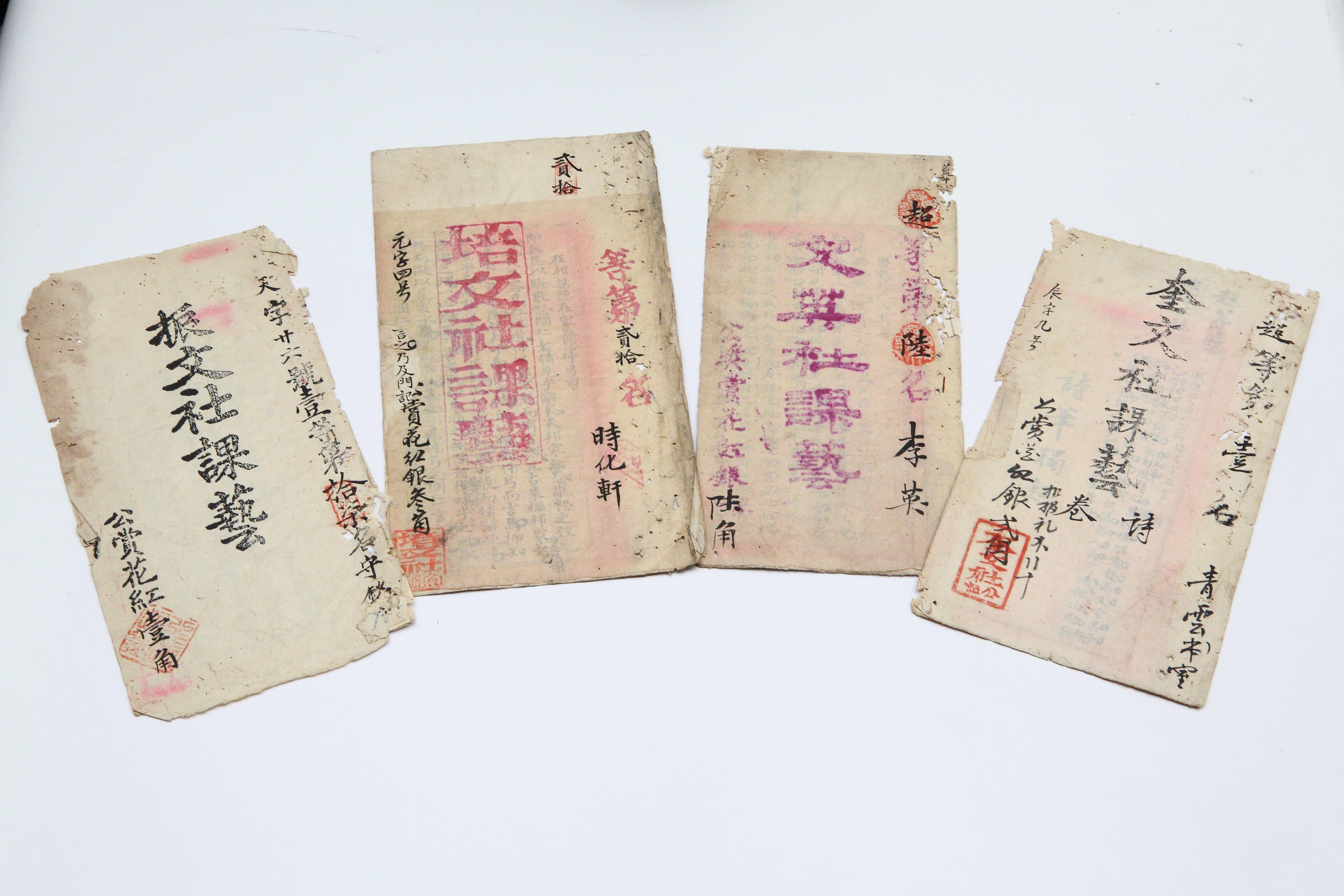 書院試卷封面有書院名稱、應考人姓名、等第，成績好的還會註明公賞花銀若干