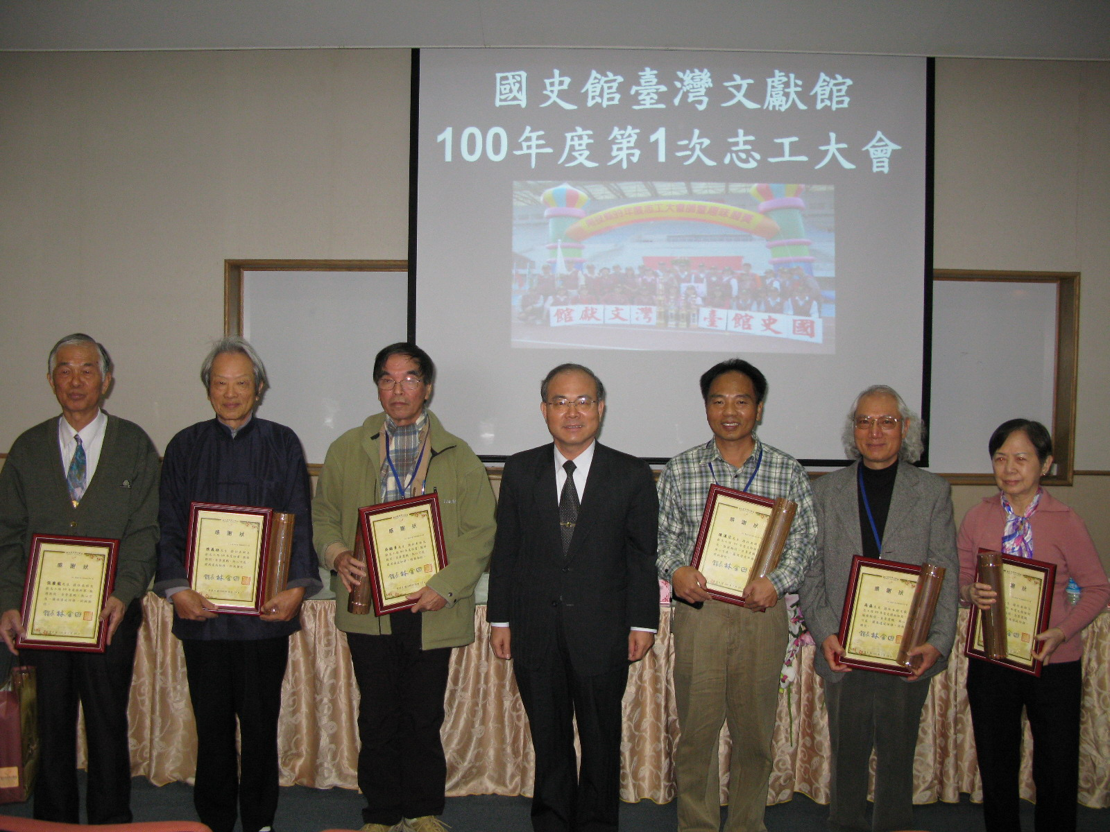 本館林館長金田(左4)頒發幹部服務感謝獎與志工幹部，感謝其一年辛勞