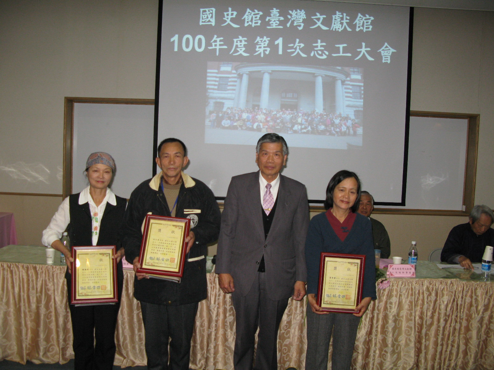 本館政風室劉主任獻評(左3)頒發別獎予本館志工陳梅香女士(左1)、孫正春先生(左2)、黃素蜜女士(右1)特別獎