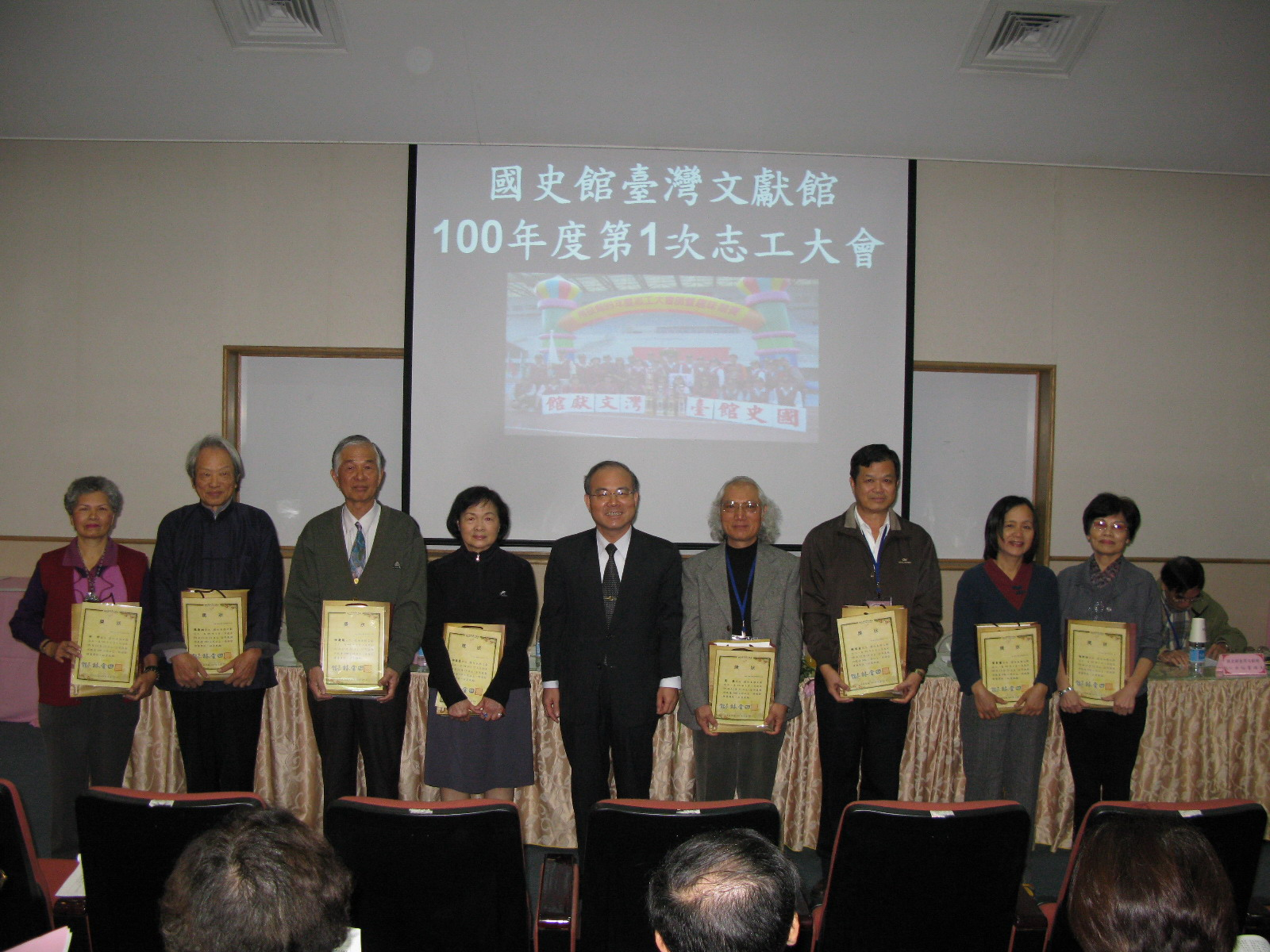 本館林館長金田(左5)頒發值勤300小時以上績優志工獎