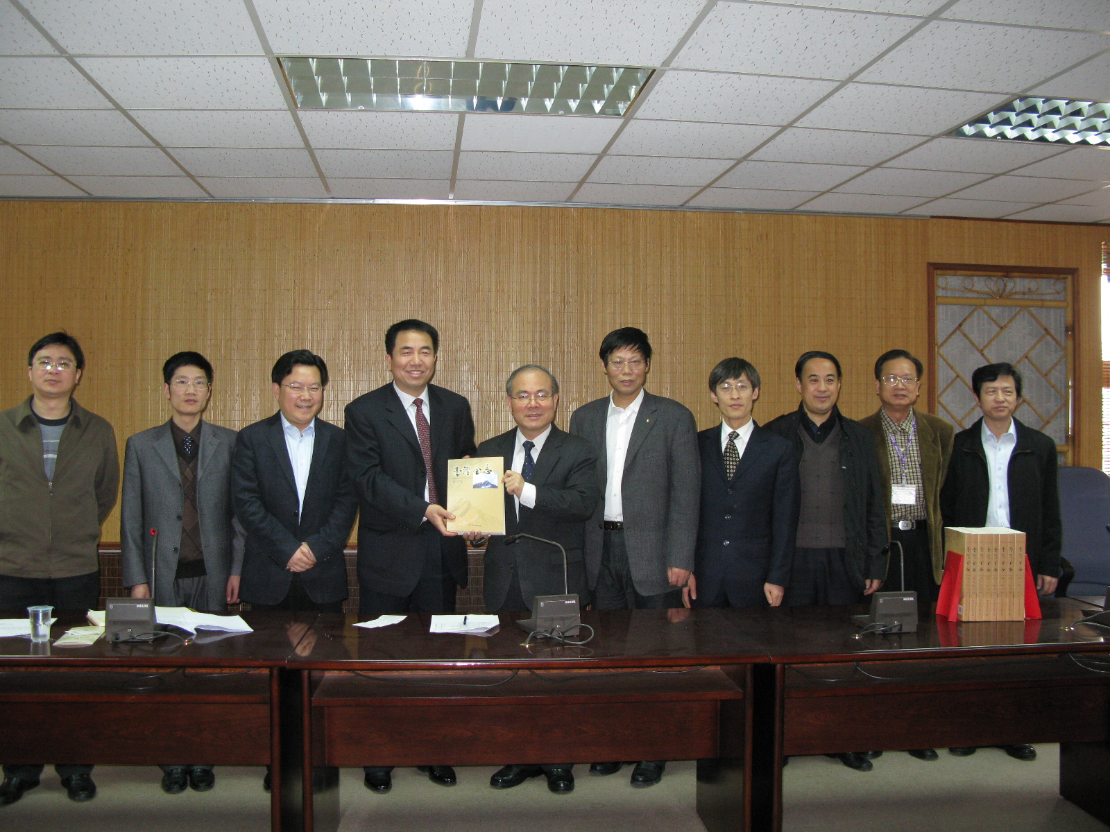 本館林館長金田(右6)贈送江蘇省南通市地方志學會董主任玉龍(左4)本館出版品並全體合照