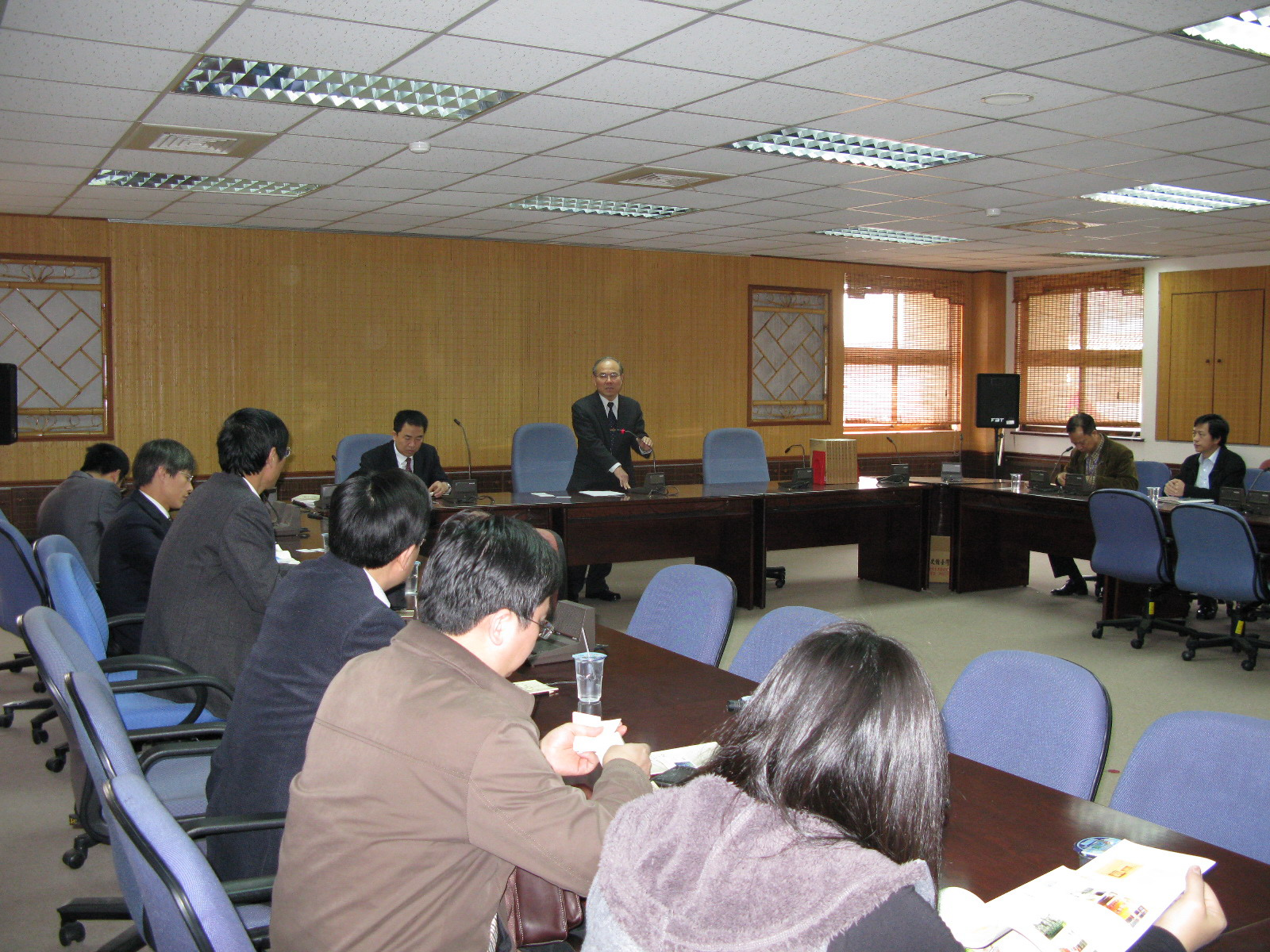 本館林館長金田(立者)與參訪團簡介本館志書編纂與典藏