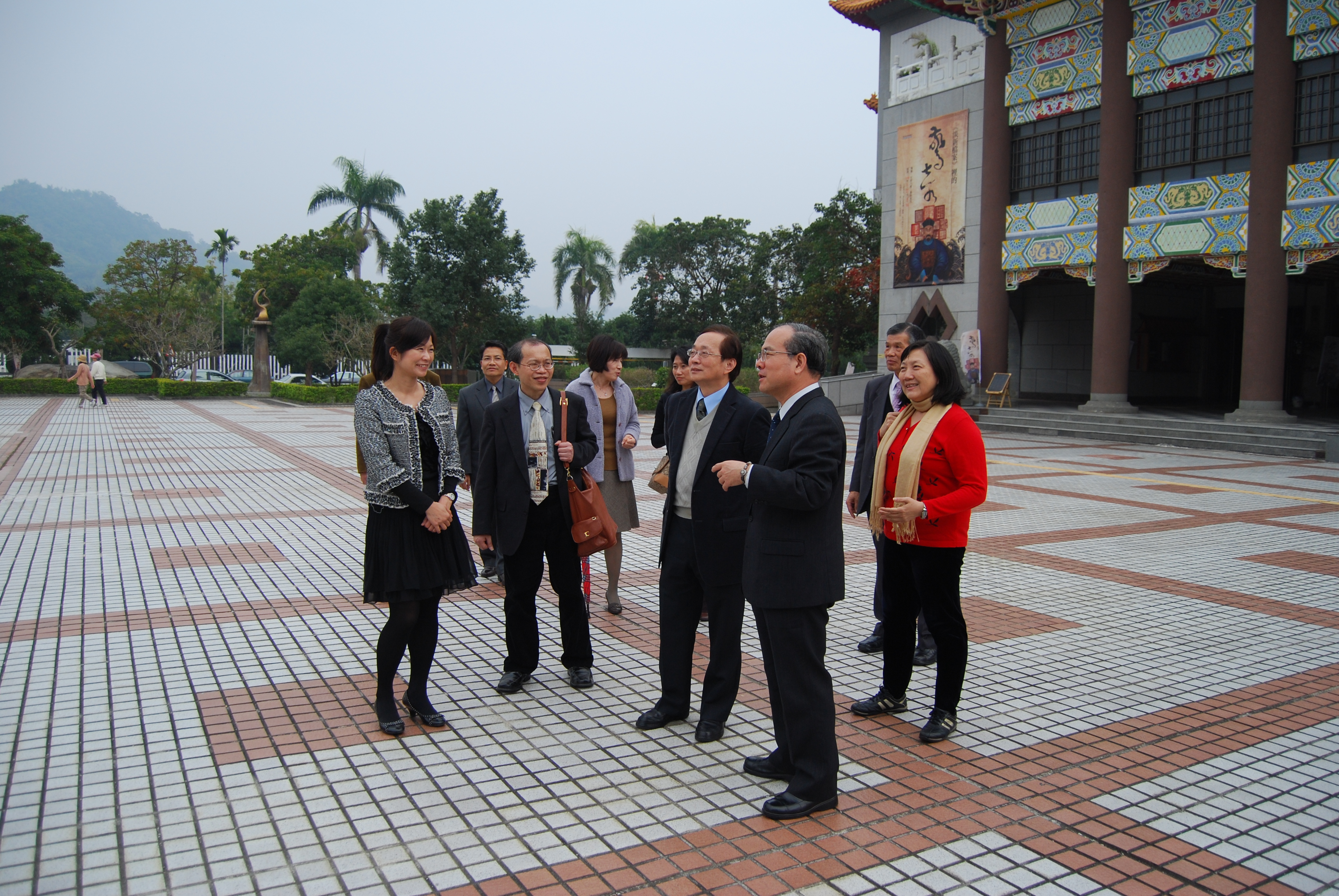 國史館呂館長率員視察本館館區，由本館林館長、歐副館長等相關人員陪同
