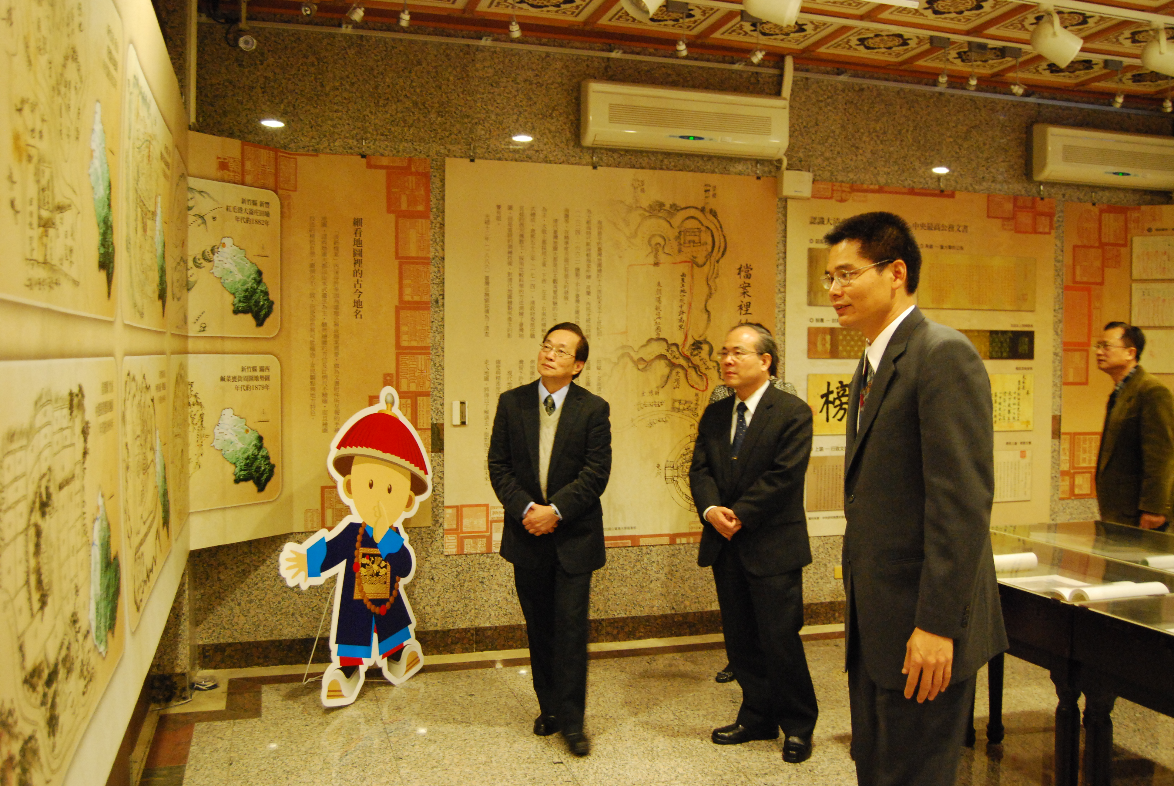 國史館呂館長（左）視察本館展示空間