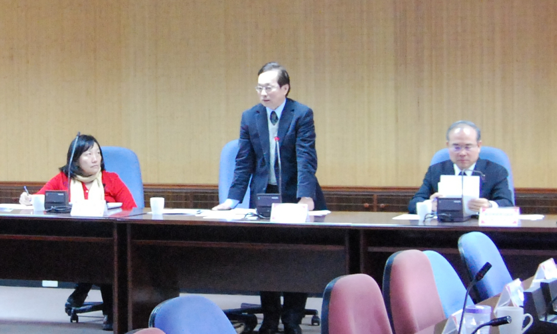 國史館呂館長芳上（立者）於蒞館視察時，聽取業務簡報並致詞勉勵