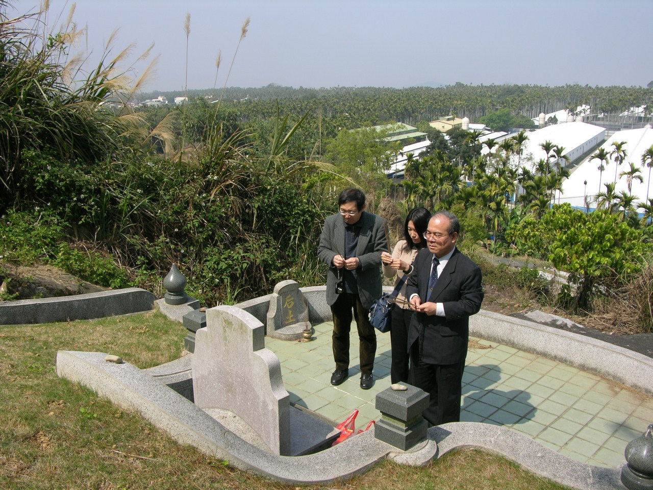 檜山幸夫教授（左一）赴草屯坪頂林枝木先生長眠墓園 勘查並上香致意，以表達崇敬之意